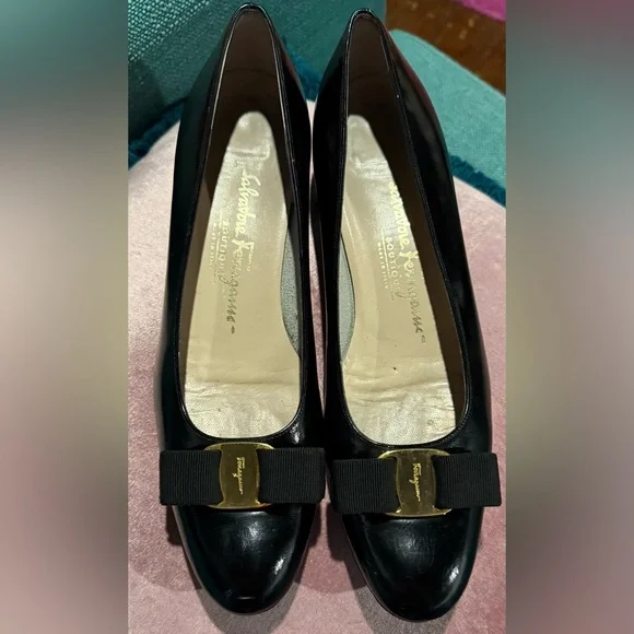 SALVATORE FERRAGAMO VARA BOW LEATHER LOW PUMPS, BLACK PATENT LEATHER, SIZE 9.5 - Picture 15 of 16